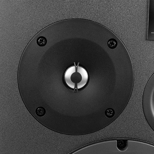 Altavoz de agudos con cúpula de titanio de 19 mm acoplado a la guía de onda de la lente acústica.